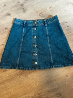 Kurzer Jeansrock mit Knopfleiste