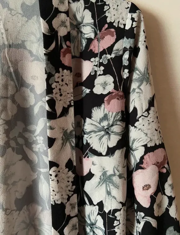 Kurzer Kimono mit Blumenmuster