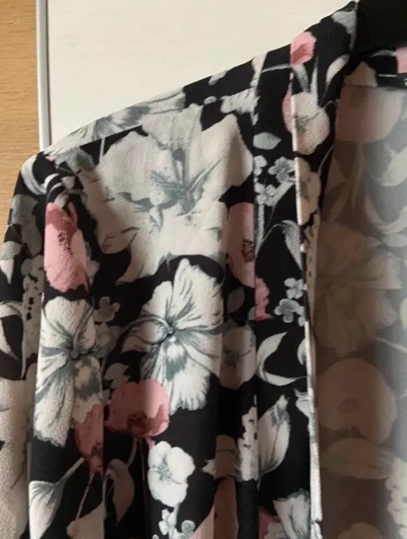 Kurzer Kimono mit Blumenmuster