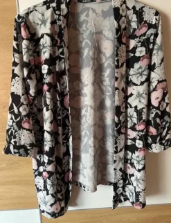 Kurzer Kimono mit Blumenmuster
