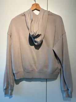 Kurzer Pullover Beige mit Kapuze