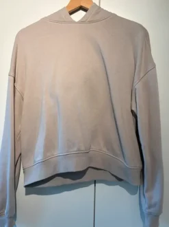 Kurzer Pullover Beige mit Kapuze