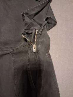 kurzer schicker Overall Latzhose schwarz mit Taschen hinten