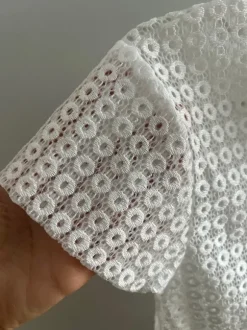 kurzärmlige Dirndlbluse mit Lochmuster