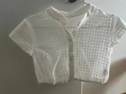 kurzärmlige Dirndlbluse mit Lochmuster