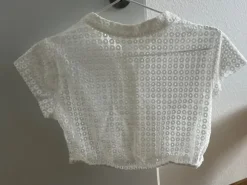 kurzärmlige Dirndlbluse mit Lochmuster