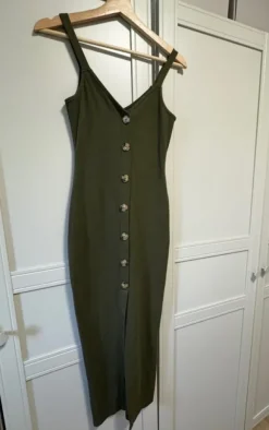 Langes Kleid mit Knopfleiste