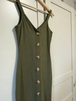 Langes Kleid mit Knopfleiste