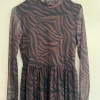 Langes Nakd Kleid mit Muster