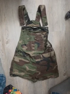 Latzhose für Frauen.