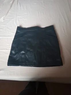 Lederrock H&M fällt aus wie 42