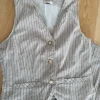 Leinen-Set bestehend aus weiten Hosen und einer Weste.