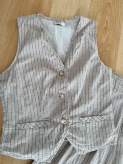 Leinen-Set bestehend aus weiten Hosen und einer Weste.