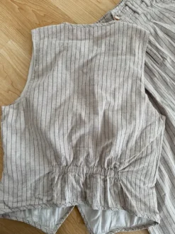 Leinen-Set bestehend aus weiten Hosen und einer Weste.