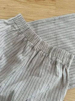 Leinen-Set bestehend aus weiten Hosen und einer Weste.