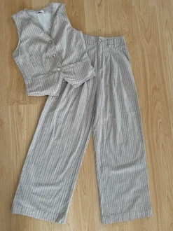 Leinen-Set bestehend aus weiten Hosen und einer Weste.