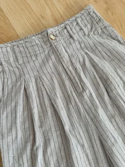 Leinen-Set bestehend aus weiten Hosen und einer Weste.