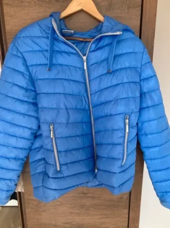 Leuke tussenjas met capuchon
