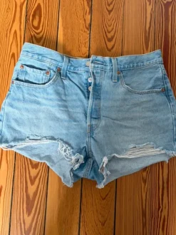 Levi’s 501 Jeansshorts Hellblau Destroyed W31