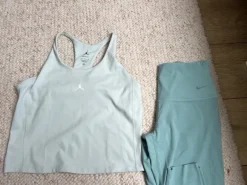 Lot de legging + débardeur / Nike Jordan Dri- fit
