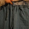 Lässige Jeans mit Nadelstreifen & Kordel