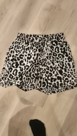 Luftige Leoparden Shorts größe M