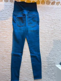 MAMA Jeans