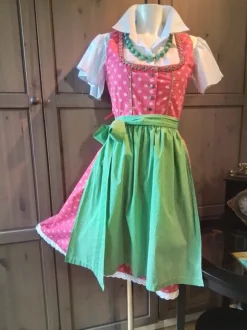 Meine Rosalie ist zum Maitanz eingeladen.