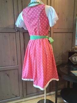 Meine Rosalie ist zum Maitanz eingeladen.