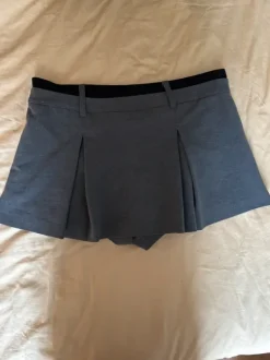 Mini-Rock mit Hose