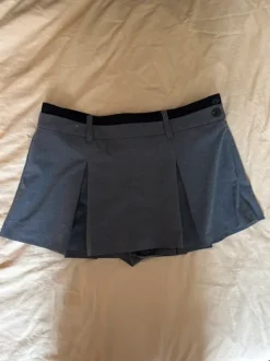 Mini-Rock mit Hose