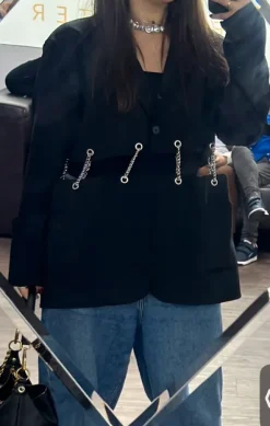 Moderner Blazer mit Taillen-Cut-Outs & silbernen Ketten – Streetwear / High Fashion