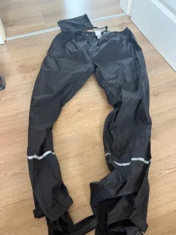 Multifunktionsregenhose mit Beutel und Fußüberziehern