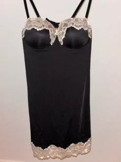 Negligé in schwarz mit Creme farbener spitze