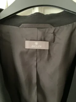 Neuwertiger klassischer Damen Blazer v. Basler Gr. 48 schwarz