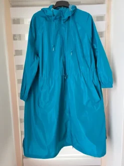 Nieuwe lange turquoise regenjas EU maat 52 54
