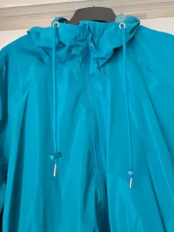 Nieuwe lange turquoise regenjas EU maat 52 54