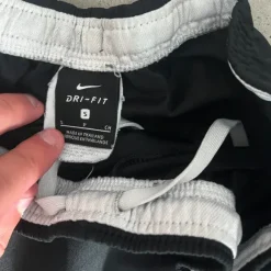 Nike Dri-FIT Trackpants – Schwarz/Weiß – Größe S