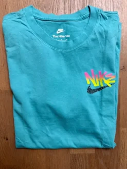 Nike Grafik T-Shirt – Türkis – Front- & Backprint