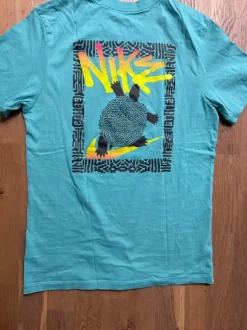 Nike Grafik T-Shirt – Türkis – Front- & Backprint