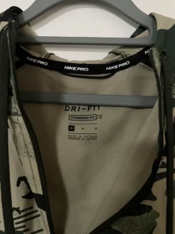 Nike Pro Kapuzenjacke
