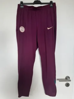 Nike x Paris Saint-Germain (PSG) Trainingshose – Bordeaux / Weinrot – Slim Fit – Gr. L