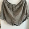 Olivgrüne Shorts