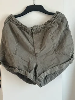 Olivgrüne Shorts