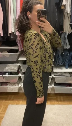 Olivgrünes Mesh-Cardigan mit floralem Muster, Gr. L (neu, ungetragen)