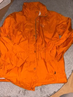 Orange Regenjacke