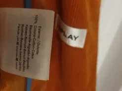 Orange-brauner cord Blazer mit goldenen Details