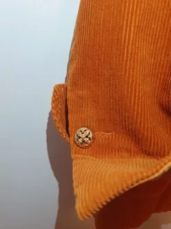 Orange-brauner cord Blazer mit goldenen Details