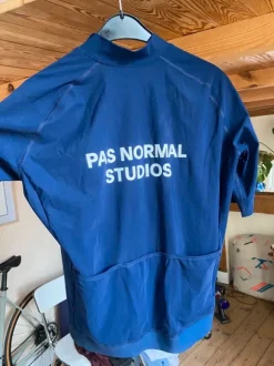 pas normal studio t shirt blauw maat L