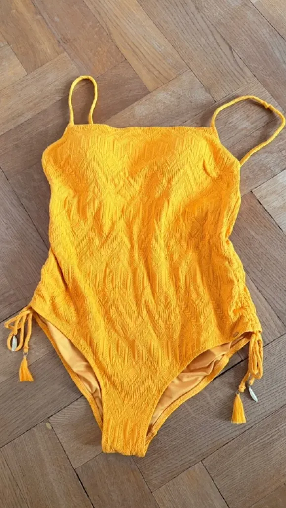 Piha Badeanzug / Body in Orange mit Strukturmuster – Gr. 38/M